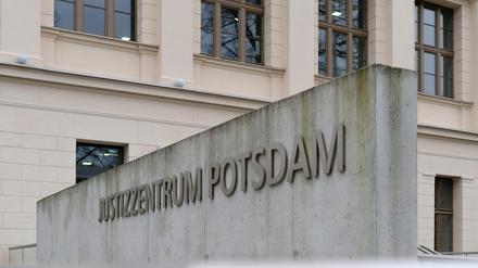 Der Angeklagte muss sich vor dem Potsdamer Landgericht verantworten.