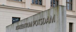 Am Landgericht im Potsdamer Justizzentrum hat am Mittwoch der Prozess gegen die drei Albaner begonnen. Sieben weitere Verhandlungstage sind noch angesetzt.