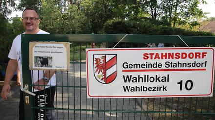 Bitte nur Wähler, keine Wildschweine. Das Stahnsdorfer Wahllokal im Jugend- und Familienzentrum "ClaB". 