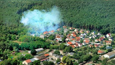 Der Waldbrand am Ortsrand von Saarmund im Luftbild.  An der oberen Bildkante ist der Flugplatz Saarmund zu sehen.