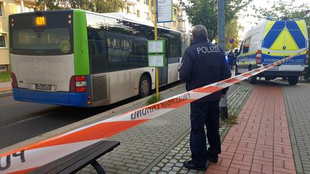 Ein Mann ist am Freitagmorgen in der Brandenburger Straße vom Bus überrollt worden.