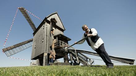 Müller Ulrich Hühler arbeitet an der Bockwindmühle in Beelitz. Bald soll dort auch ein Museum entstehen.