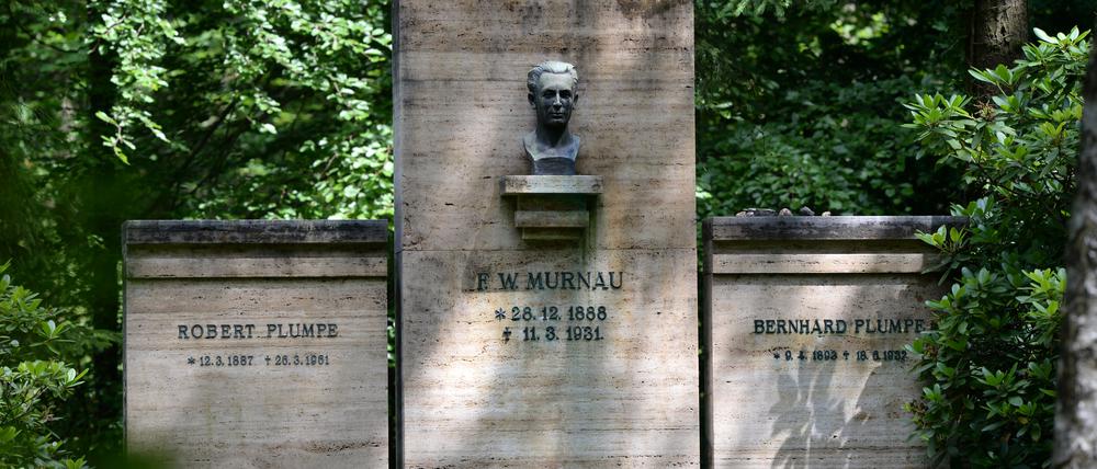 Unbekannte Täter haben den Schädel der Leiche von "Nosferatu"- Regisseur Friedrich Wilhelm Murnau (1888-1931) aus der Grabkammer der Familie gestohlen.