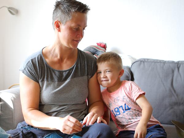 Mutter Nadine Herzsprung, der Alltag der Familie hat sich seit der Diagnose radikal verändert.