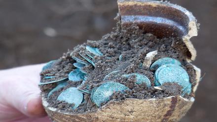 Der Münzhort, der in Teltow entdeckt wurde.  