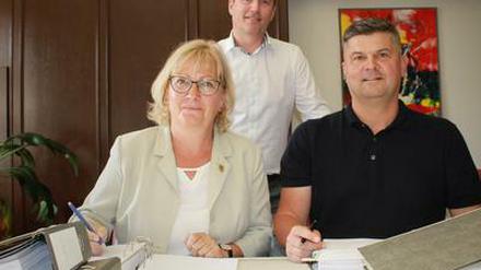 Werders Bürgermeisterin Manuela Saß, 1. Beigeordneter Christian Große (beide CDU) und Firmenchef Andreas Schauer unterzeichnen den Vertrag für den Bau und Betrieb der Therme.