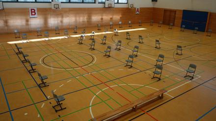 Der Wartebereich der neuen Anlaufstelle in der Turnhalle des Ernst-Haeckel-Gymnasiums.