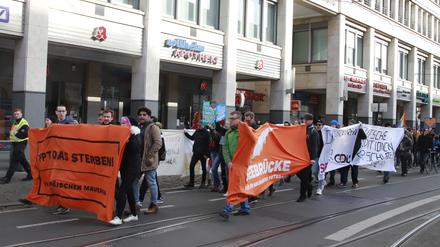 Anfang März demonstrierten Potsdamer Mitglieder der Seebrücke in der Stadt.