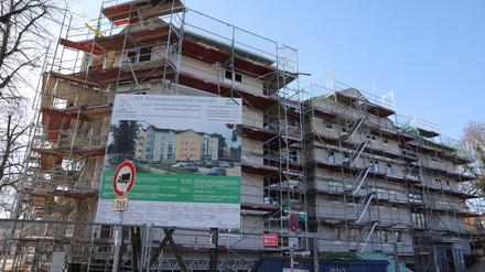 Aktuell gibt es in Teltow noch etwa 500 Wohnungen mit Mietpreis- oder Belegungsbindungen. Die Zahl ist aber rückläufig. Experten empfehlen daher, Neubauten mit Fördermitteln zu errichten und Privatinvestoren in die Pflicht zu nehmen.