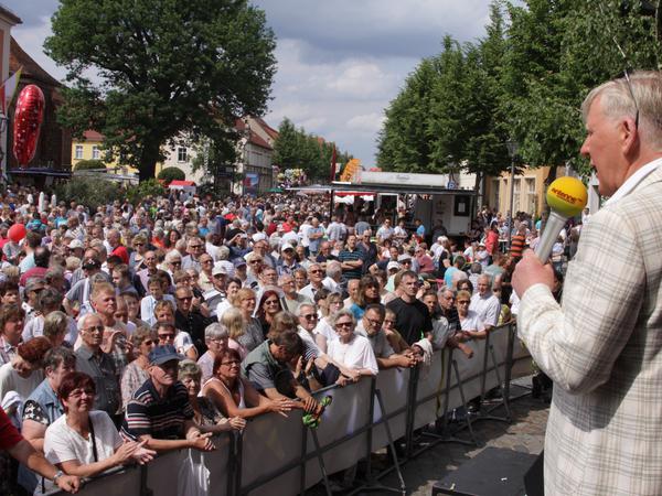 Zum Spargelfest begrüßt Bürgermeister Bernhard Knuth jedes Jahr tausende Gäste in der Beelitzer Altstadt.