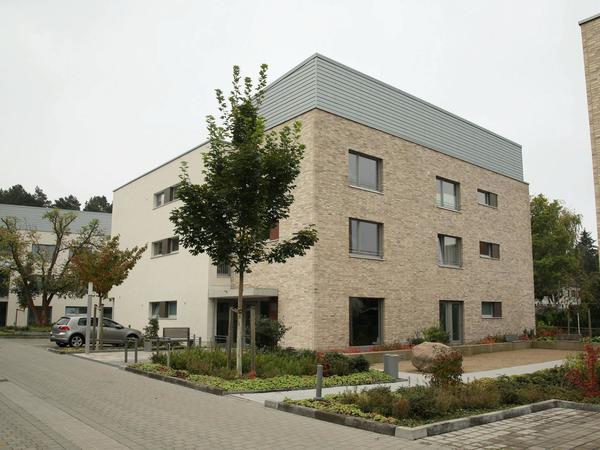 Barrierefreier Wohnungsbau à la Gewog. Wohnhäuser, in der Heinrich-Heine-Straße in Kleinmachnow. 