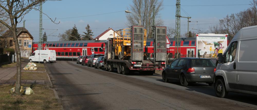 Vor dem Bahnübergang an der Landesstraße bilden sich täglich lange Autoschlangen.