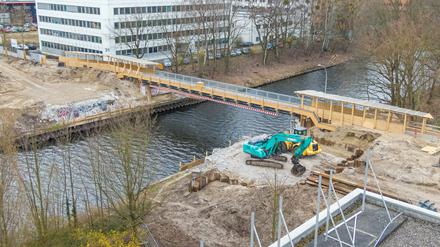 Die Behelfsbrücke über den Teltowkanal, hier im April diesen Jahres, muss kommenden Woche gesperrt werden. 