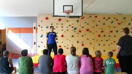 Rehabilitation für Kinder und Jugendliche in Beelitz-Heilstätten. Auch Klettern steht auf dem Plan.