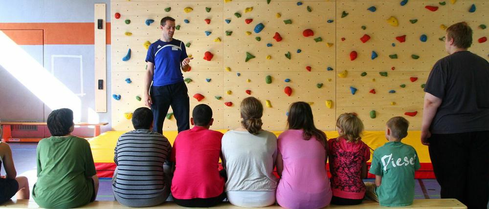 Rehabilitation für Kinder und Jugendliche in Beelitz-Heilstätten. Auch Klettern steht auf dem Plan.