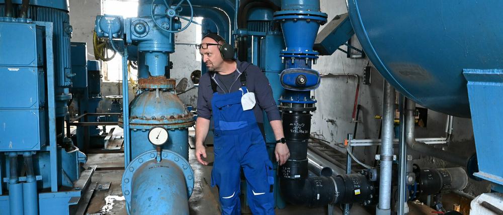 Ein Mitarbeiter kontrolliert im Brauchwasserpumpwerk Glindow die Pumpanlage. 