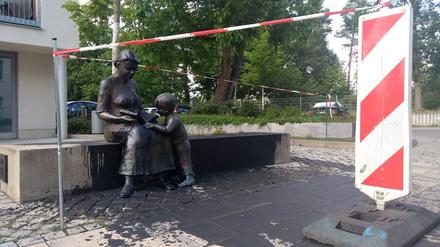 Die Skulptur von Emma-Maria Lange in Kleinmachnow ist mit Teer übergossen worden.