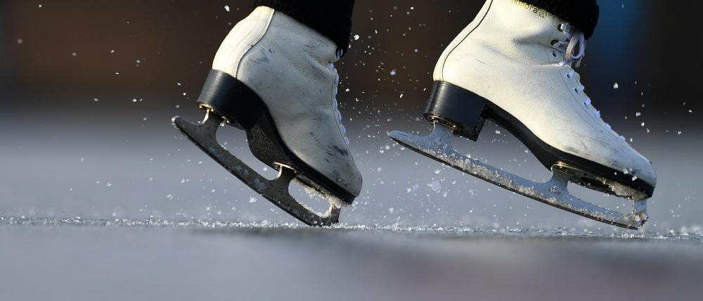 Eine Schlittschuhläuferin vergnügt sich am 29.01.2017 auf der dicken Eisdecke des Heiligen See in Potsdam (Brandenburg). Foto: Ralf Hirschberger/dpa-Zentralbild/dpa +++(c) dpa - Bildfunk+++