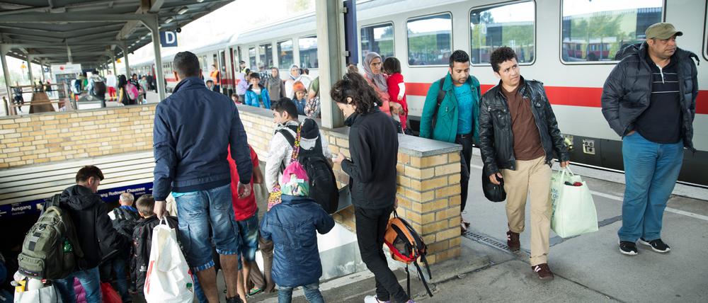 Flüchtlinge kommen am Bahnhof Schönefeld an und werden mit Bussen in die Erstaufnahme-Einrichtungen in Brandenburg verteilt. In Töplitz (Potsdam-Mittelmark) sollen demnächst 70 in einem ehemaligen Erntehelfer-Heim unterkommen.