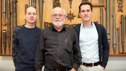 Matthias Schuke (Mitte) mit seinen beiden Söhnen Michael (links) und Johannes, die den Orgelbau übernommen haben.