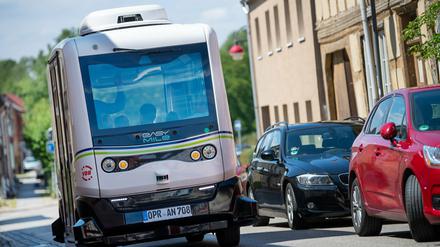 Seit dem Sommer wird in Wusterhausen ein autonomer Bus getestet. Er ist auf einer vorgegebenen Route durch die Stadt unterwegs. Im mittelmärkischen Pilotprojekt soll der Bus seine Strecke selbst berechnen, dafür braucht es aber 5G.