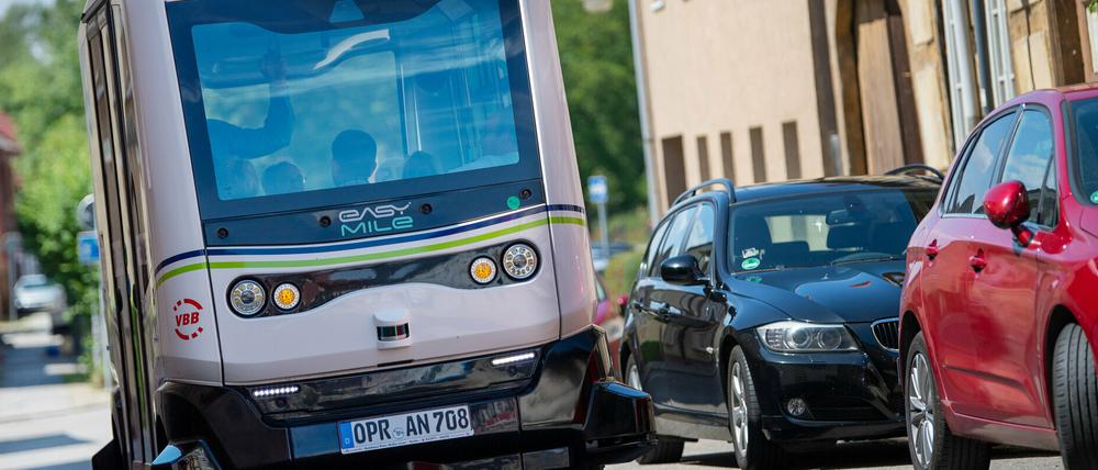 Seit dem Sommer wird in Wusterhausen ein autonomer Bus getestet. Er ist auf einer vorgegebenen Route durch die Stadt unterwegs. Im mittelmärkischen Pilotprojekt soll der Bus seine Strecke selbst berechnen, dafür braucht es aber 5G.