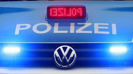 Zwei Polizeibeamte entdeckten eine offene Gasflasche auf einer Baustelle in Stahnsdorf. Zwei Jugendliche sollen dorthin ein brennendes Papier geworfen haben.