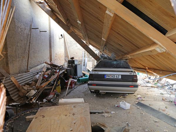 Diese Garage konnte das Auto leider nicht vor Sturmschäden schützen.