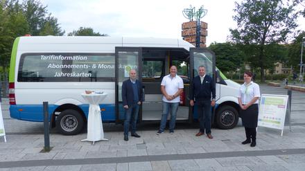 Bürgermeister Schmidt (rechts) und Regiobus-Chef Hennig (2.v.r.) mit dem Team des mobilen Kundenbüros.