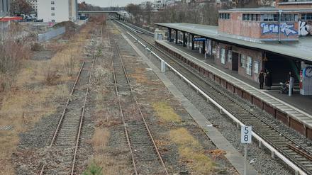 Neben dem S-Bahnhof Steglitz liegen noch die Gleise der Stammbahn, auf denen bis 1945 Züge nach Potsdam fuhren.