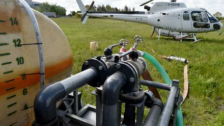Der Hubschrauber steht zur Betankung für den Insektizideinsatz bereit. Das war vor ein paar Tagen nahe Bad Belzig. Doch nun ist damit erst einmal Schluss. 