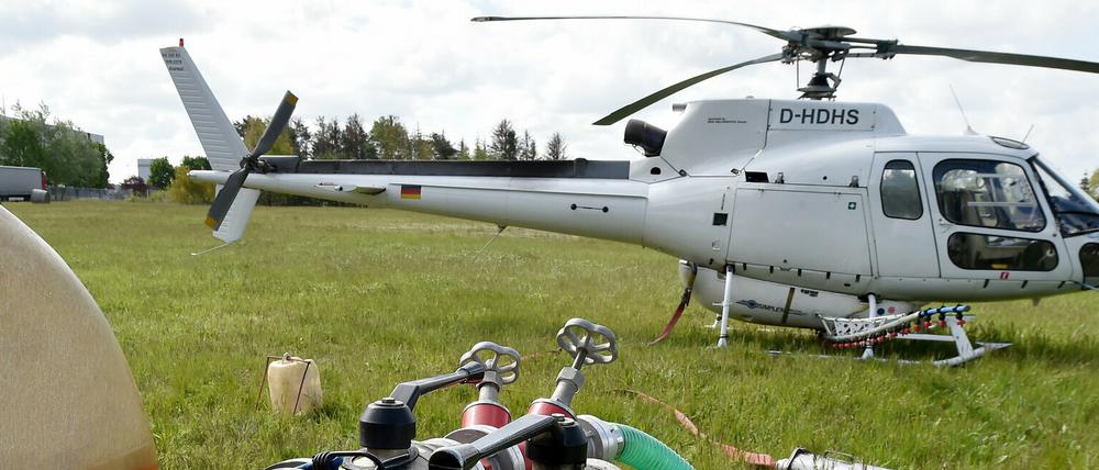 Der Hubschrauber steht zur Betankung für den Insektizideinsatz bereit. Das war vor ein paar Tagen nahe Bad Belzig. Doch nun ist damit erst einmal Schluss. 