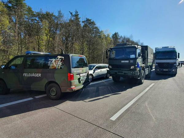 Ein Fahrzeug der Feldjäger steht nach einem Unfall vor einer Kolonne mit Bundeswehr-Fahrzeugen. 