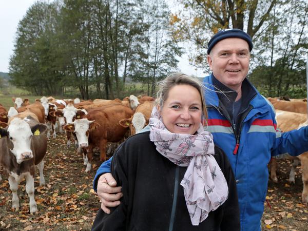 Doreen und Ralf Engelhardt wollen neben den Kühen bald auch Hühner halten.
