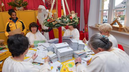 240.000 Wunschzettel: Der Weihnachtsmann und seine Helfer in Himmelpfort haben alle Hände voll zu tun.
