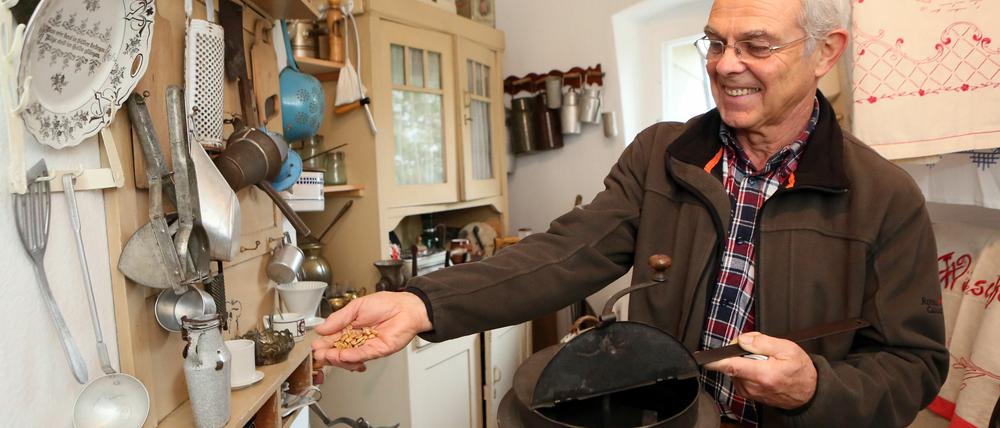 Wolfgang Weber holt für Besucher des Heimatmuseums gern rohe Kaffeebohnen und den alten Röster hervor, die Küche wird bald durch einen Kühlschrank komplettiert.