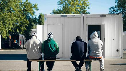Dieses Foto zeigt Flüchtlinge vor einer Unterkunft in Berlin-Spandau.