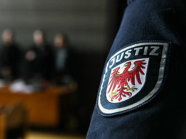 Ein Justiz-Mitarbeiter im Verhandlungssaal des Amtsgerichts Potsdam