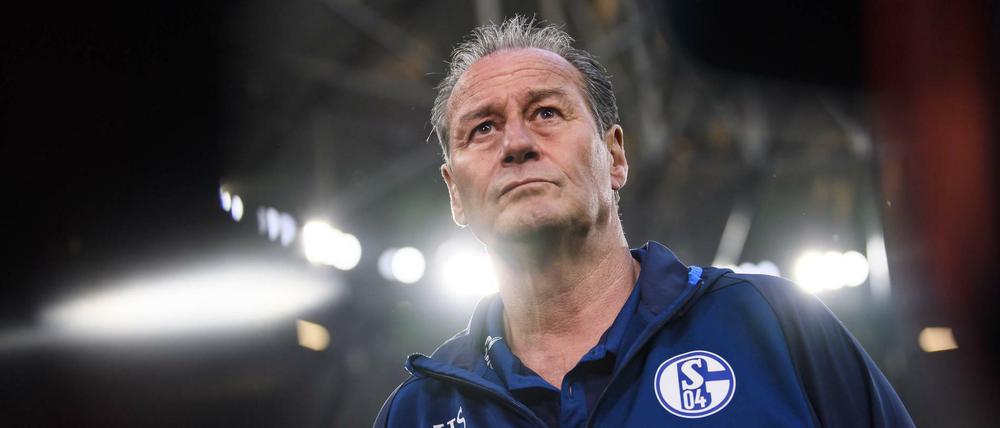 Machtlos. Schalke-Trainer Huub Stevens hat bisher keine Argumente geliefert.