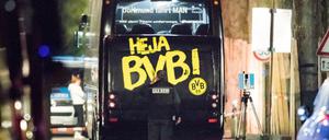  Ein Beamter des Landeskriminalamtes (LKA) untersucht in der Nacht nach dem Anschlag, den Mannschaftsbus der Fußballmannschaft von Borussia Dortmund, der von drei Splitterbomben getroffen wurde.