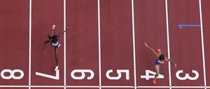 Die US-Amerikanerin Sydney McLaughlin (r.) verbesserte die von ihr selbst aufgestellte Bestmarke auf 51,46 Sekunden.