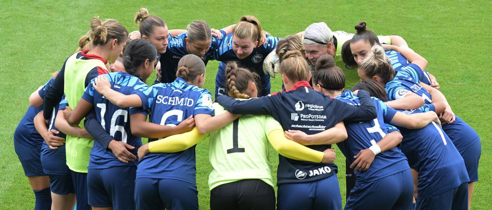 Die Spielerinnen von Potsdam im gemeinsamen Kreis. Gegen Wolfsburg wird es auch auf den Teamgeist ankommen.