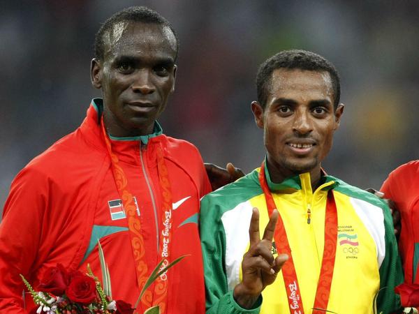 Olympische Bekanntschaft: Bei den Spielen in Peking holte Kenenisa Bekele (rechts) über 5000 Meter Gold vor Eliud Kipchoge.