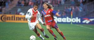 Bayerns Alain Sutter (rechts) kann Michael Reiziger 1995 im Spiel gegen Ajax nicht aufhalten.