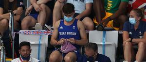 Während des Sprungwettbewerbs der Frauen saß Tom Daley auf der Tribüne und strickte.