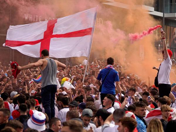 Die englischen Fans auf dem Weg ins Wembley-Stadion. Masken trägt hier kaum jemand.