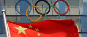Die chinesische Flagge weht vor den Olympischen Ringen. Viele Diplomaten werden nicht zu den Winterspielen reisen.