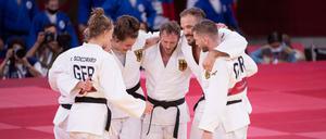 Die deutschen Judokas haben bei der Olympia-Premiere des Mixed-Teamwettbewerbs in Tokio Bronze gewonnen. 