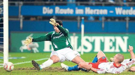 Ins Tor gerutscht. Hamburgs kroatischer Stürmer Mladen Petric erzielt am Freitag in Frankfurt seinen fünften Saisontreffer. Foto: dpa