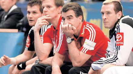 Gesichter des Grauens. Das Spiel gegen Norwegen war auch für Trainer Brand (Zweiter von rechts) nur im Sitzen zu ertragen. 